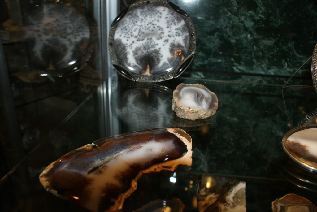 Коллекция агатов из Республиканского геологического музея. 