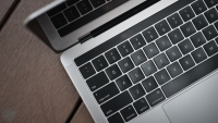 Apple запатентовала MacBook с двумя экранами - источник